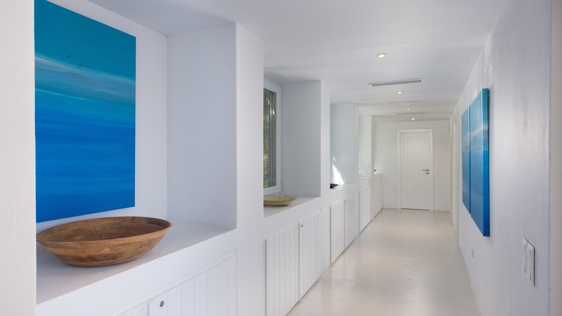 Corridor to grnd floor bedrooms-min