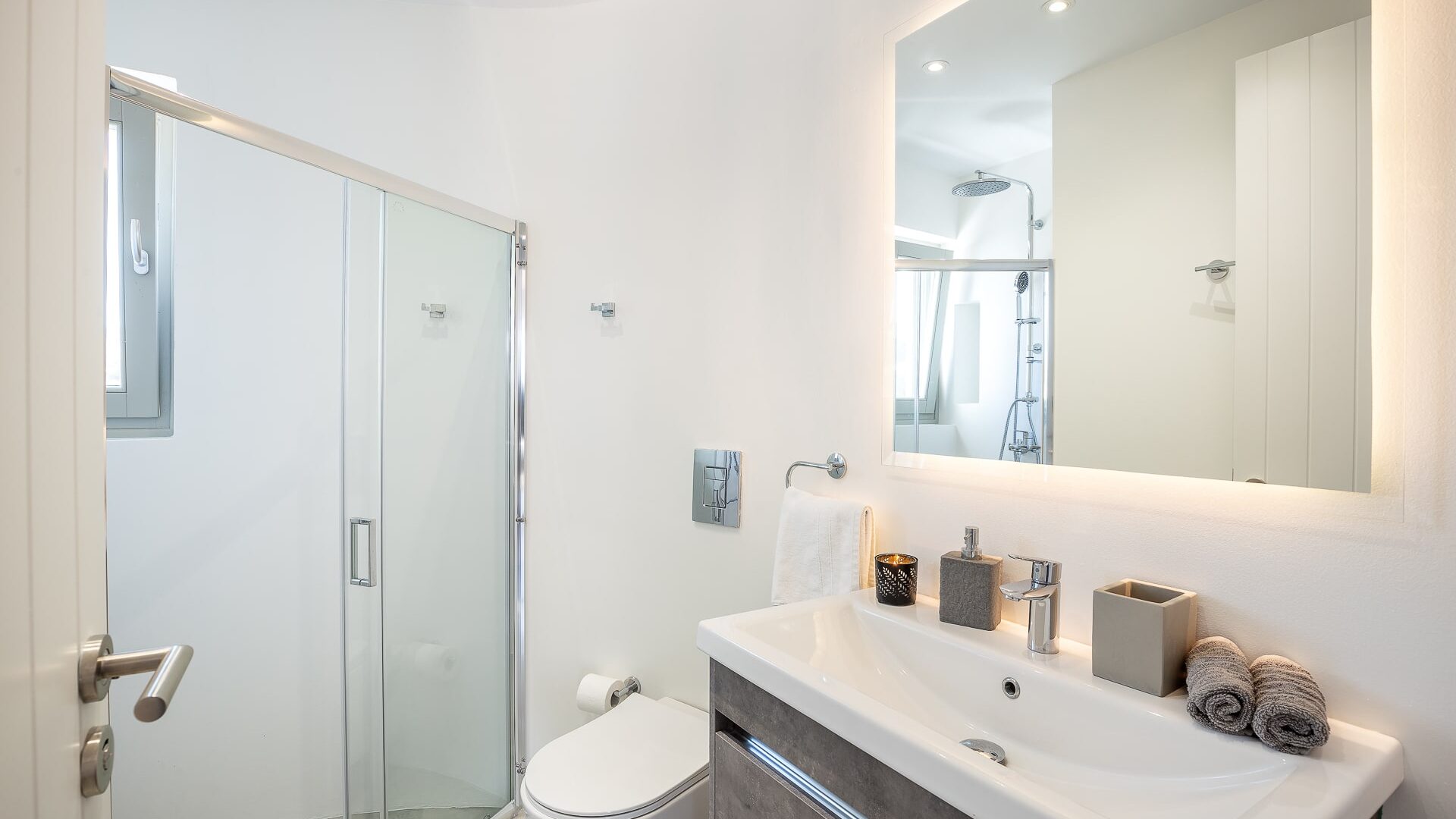 Guest Bathroom, 1st Floor-min