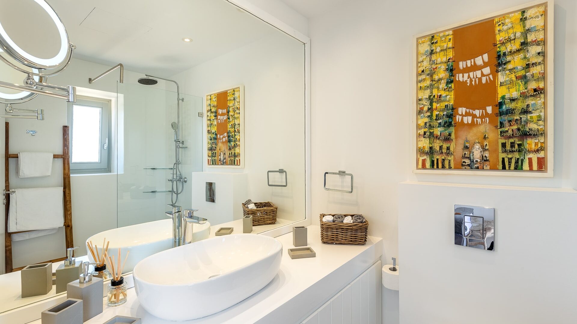 Master Bathroom, 1st Floor-min