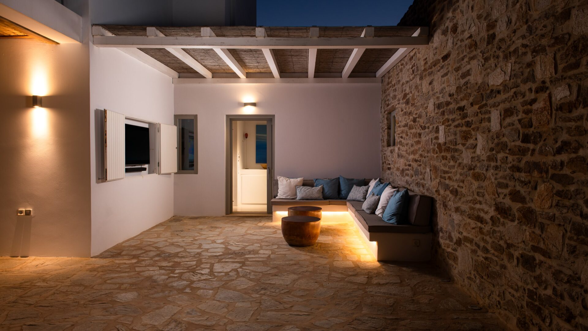 Outdoors Home Cinema - 2-min