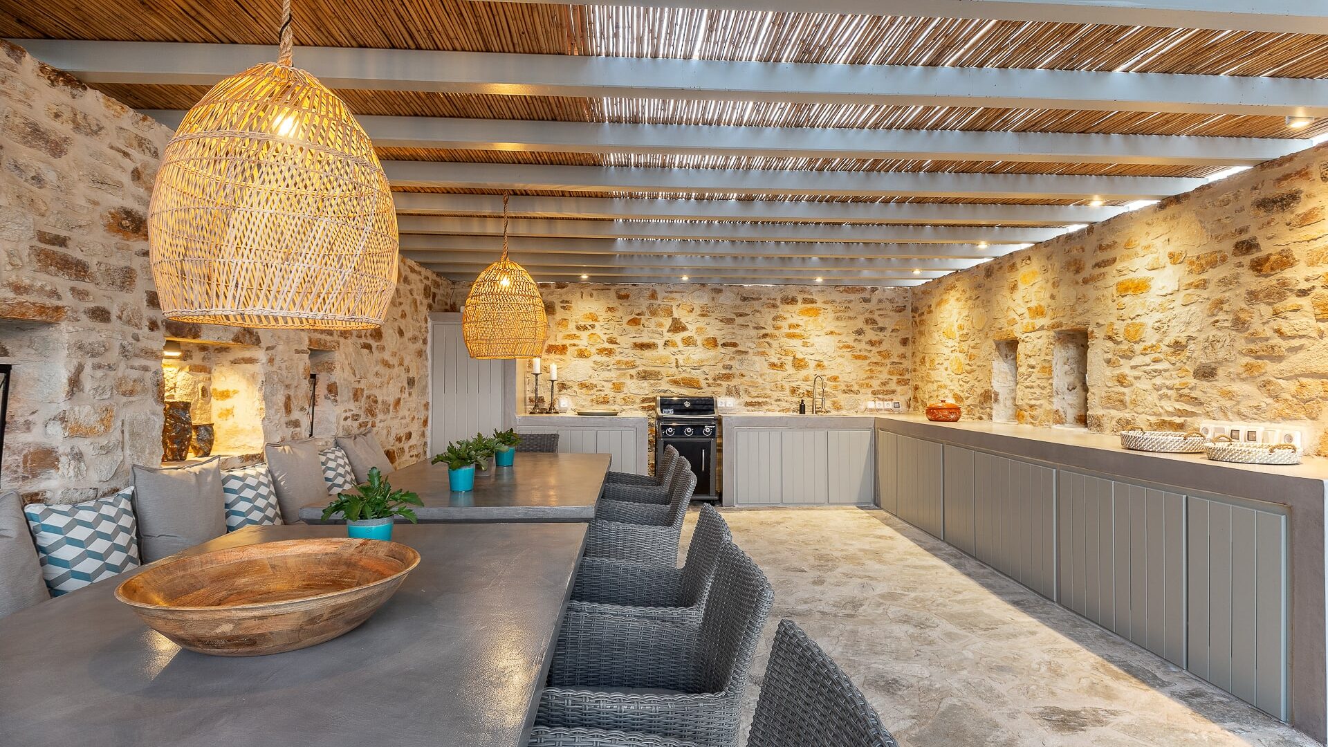 Outside Dining Area, Photo1-min