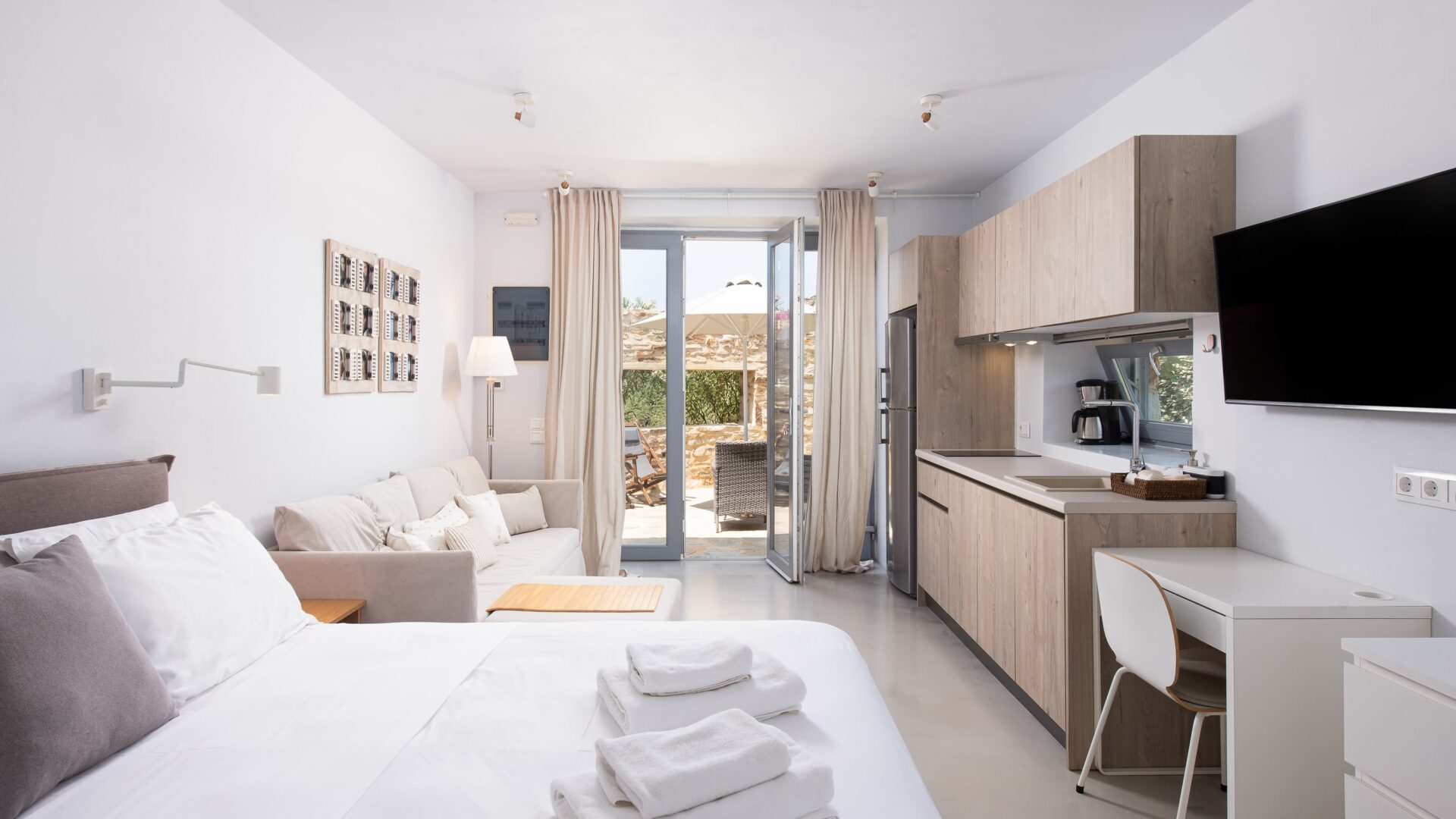 g-house inside B-min