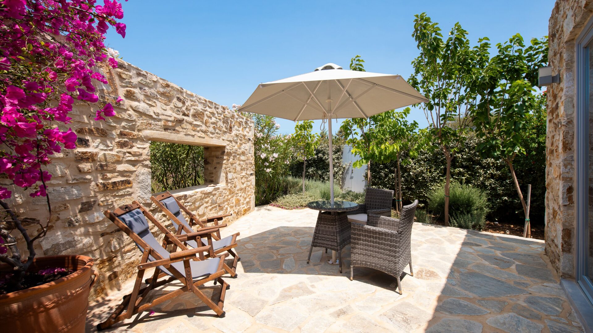 guest house, secluded outside area 1-min